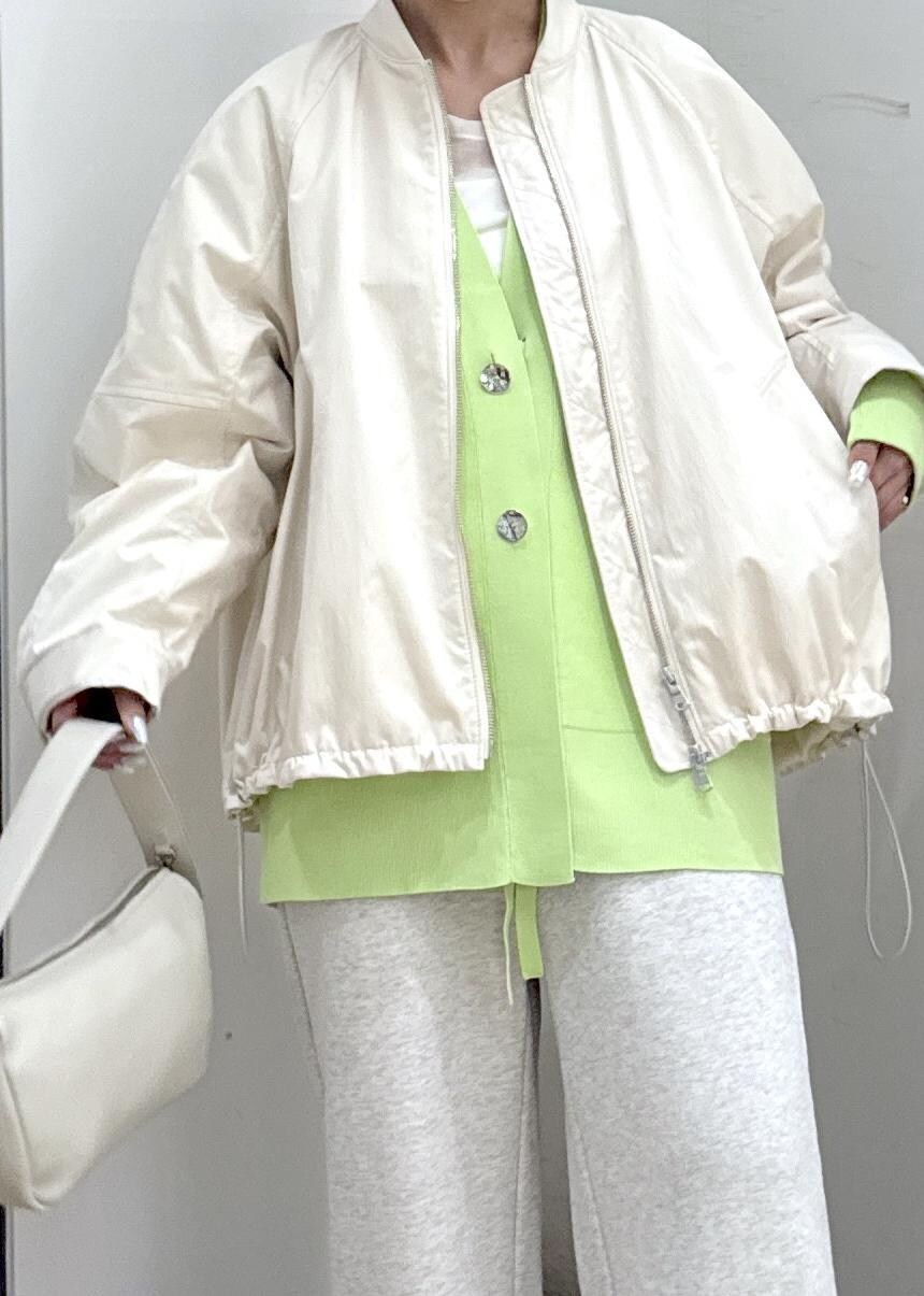 グリーン系のカーディガン/ボレロ、ホワイト系のパンプス、ホワイト系のその他パンツを着用したレディースの冬コーディネートの9枚目の写真