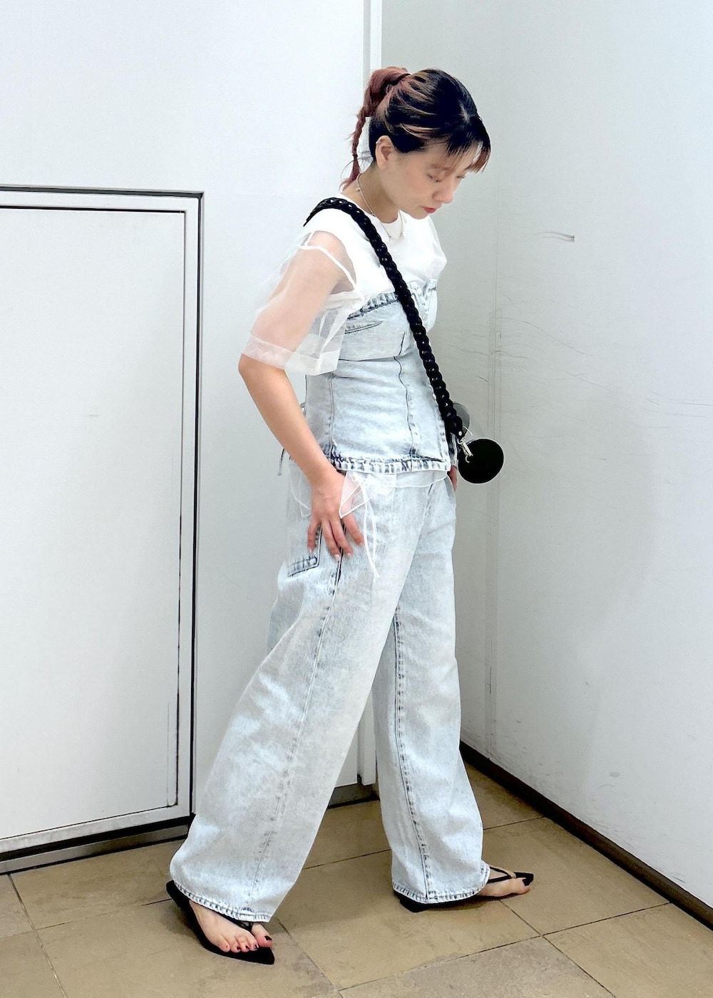 「クリアバッグ、クリア、ショルダーバッグ、チュール、パンツ、デニム、サンダル、ADAM ET ROPÉ、FEMME、骨格ウェーブ、イエベ、カジュアル、大人カジュアル、フェミニン、モード」｜「ADAM ET ROPE'のストラップビーチサンダル（サンダル、ブラック系）」を使った、ハヅキさん（レディース・158cm）の春コーディネートの4枚目の写真
