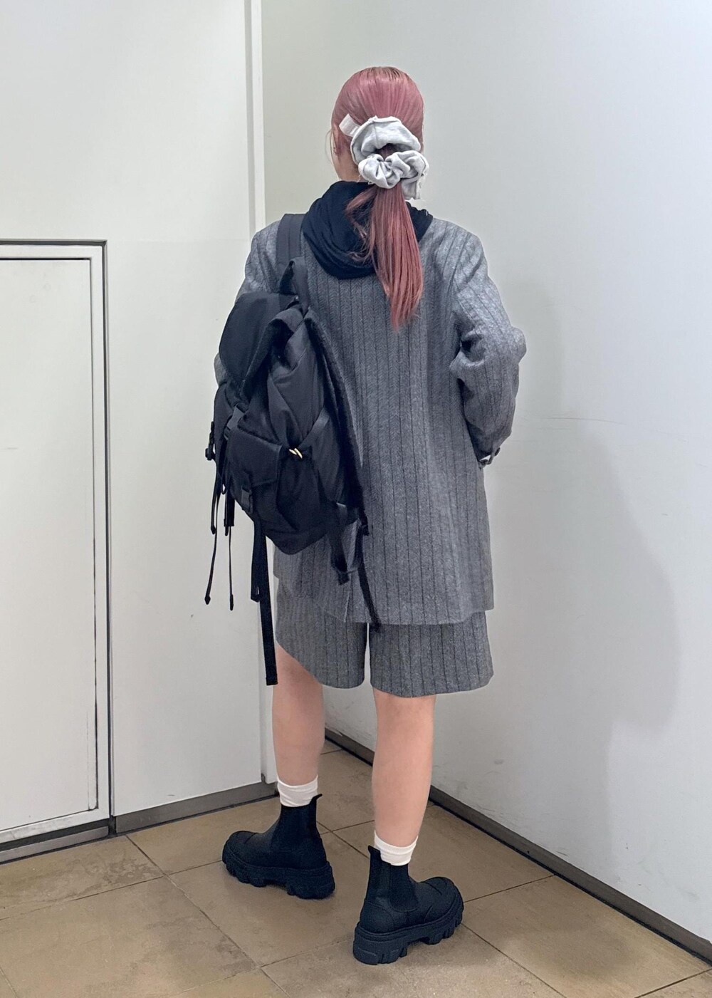 グレー系のその他パンツ、グレー系のテーラードジャケット、ブラック系のブーツを着用したレディースの秋コーディネートの5枚目の写真