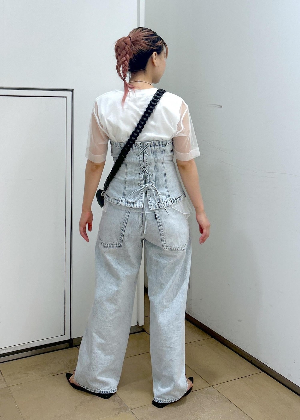 「クリアバッグ、クリア、ショルダーバッグ、チュール、パンツ、デニム、サンダル、ADAM ET ROPÉ、FEMME、骨格ウェーブ、イエベ、カジュアル、大人カジュアル、フェミニン、モード」｜「ADAM ET ROPE'のストラップビーチサンダル（サンダル、ブラック系）」を使った、ハヅキさん（レディース・158cm）の春コーディネートの5枚目の写真