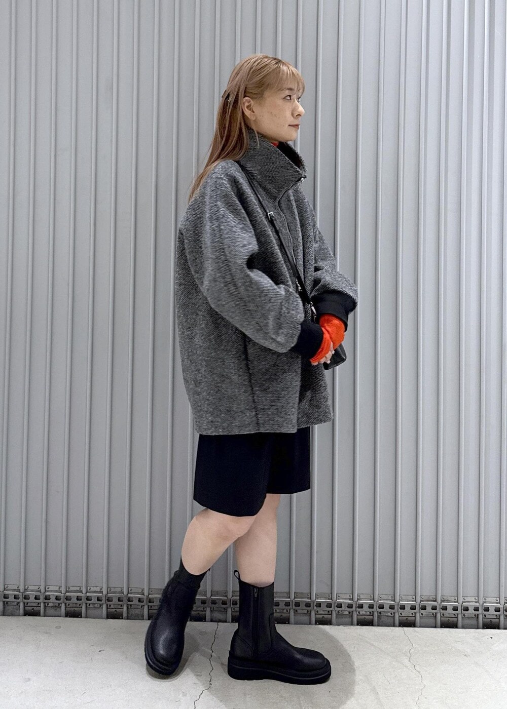 ブラック系のその他アウター、レッド系のTシャツ/カットソー、ブラック系のその他パンツを着用したレディースの秋コーディネートの3枚目の写真