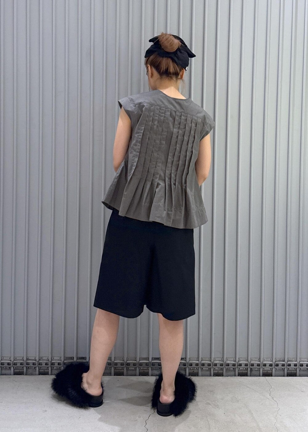 ブラック系のサンダル、ブラック系のその他パンツ、ベージュ系のシャツ/ブラウスを着用したレディースの夏コーディネートの4枚目の写真