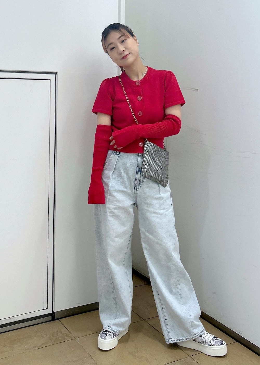 「SUPERGA、スペルガ、プラットフォーム、SITA NEVADO、シタネバド、カラー、羽織り、赤、レッド、アームカバー、ニット、カーディガン、パンツ、ADAM ET ROPÉ、FEMME」｜「SUPERGAの【SUPERGA ADAM ET ROPE' Exclusive】PRINT プラットフォーム スニーカー（スニーカー、ブラック系）」を使った、ハヅキさん（レディース・158cm）の春コーディネートの2枚目の写真