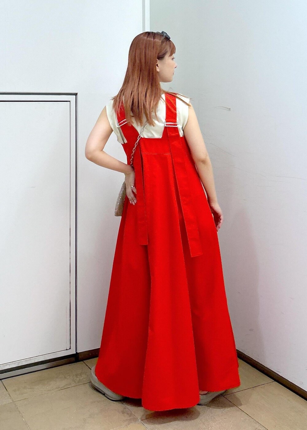 その他のハンドバッグ、ベージュ系のタンクトップ、レッド系のワンピースを着用したレディースの夏コーディネートの5枚目の写真