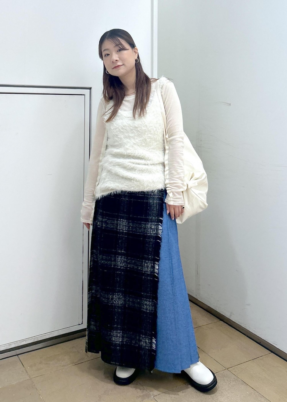 「anggae、アンゲ、O'NEIL OF DUBLIN、オニールオブダブリン、AMOMENTO、アモーメント、初秋コーデ、秋コーデ、初冬コーデ、冬コーデ、大人カジュアル、レイヤード、スカートスタイル、カジュアルコーデ、フェミニンコーデ」|「ADAM ET ROPE'の【O'Neil of Dublin for ADAM ET ROPE'】3 COMBI FASHION MAXI KILT (93CM)(スカート、ブラック系)」を使った、ハヅキさん(レディース・158cm)の秋コーディネートの2枚目の写真