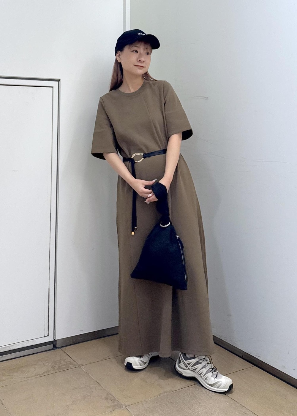 ブラウン系のワンピース、ブラック系のハンドバッグを着用したレディースの夏コーディネートの5枚目の写真