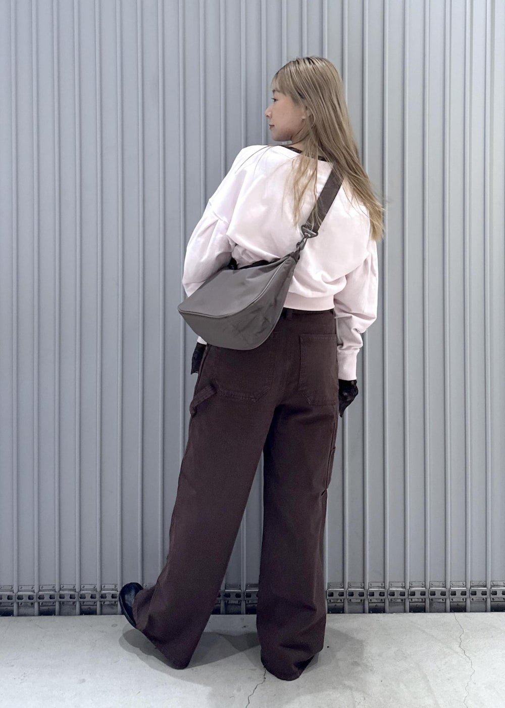 ブラック系のサンダル、ピンク系のスウェット、ブラウン系のTシャツ/カットソーを着用したレディースの冬コーディネートの5枚目の写真