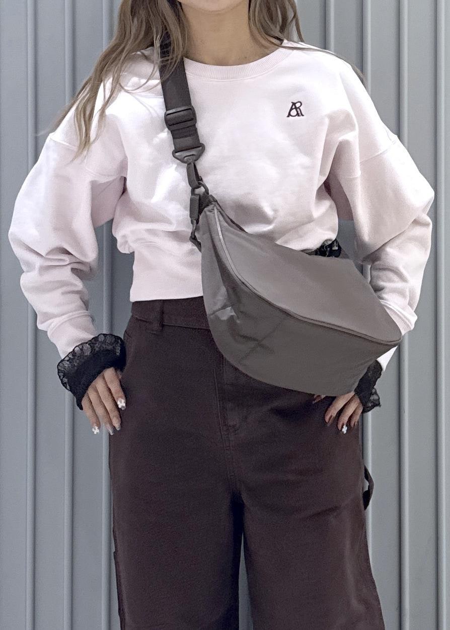 ブラック系のサンダル、ピンク系のスウェット、ブラウン系のTシャツ/カットソーを着用したレディースの冬コーディネートの7枚目の写真