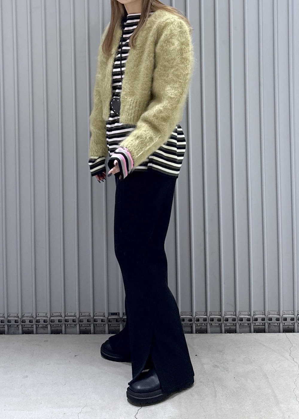 ピンク系のTシャツ/カットソー、ブラック系のブーツ、グリーン系のカーディガン/ボレロを着用したレディースの秋コーディネートの6枚目の写真