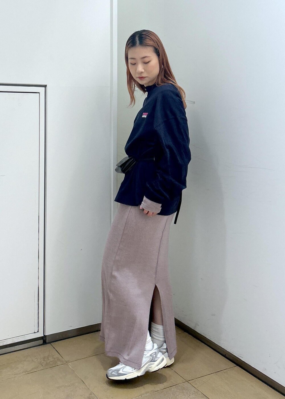 「PARROTT CANVAS、パロットキャンバス、newbalance、ニューバランス、ウォレット、スカート、マキシ、タイト、初秋コーデ、秋コーデ、初冬コーデ、デートコーデ、お出かけコーデ、旅行コーデ、スポーツミックス」｜「ADAM ET ROPE'の【一部WEB限定カラー】ウォレットマルチロゴショルダー（ショルダーバッグ、ブラック系）」を使った、ハヅキさん（レディース・158cm）の夏コーディネートの6枚目の写真