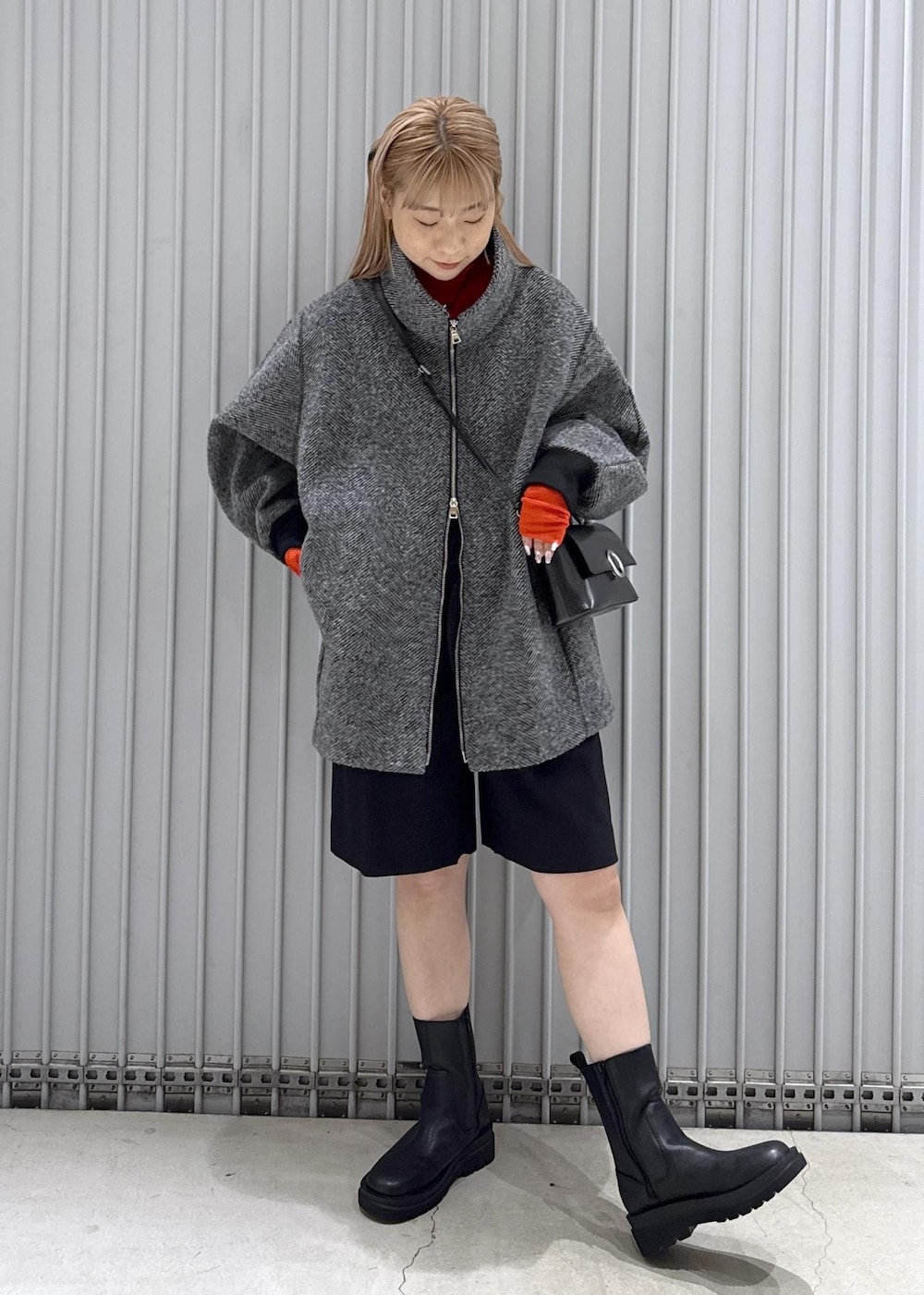 ブラック系のその他アウター、レッド系のTシャツ/カットソー、ブラック系のその他パンツを着用したレディースの秋コーディネートの2枚目の写真