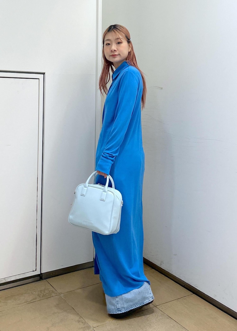 「ナイキ、初春コーデ、春コーデ、大人カジュアル、パンツスタイル、体型カバー、ヘルシーコーデ、別注アイテム、ADAM ET ROPÉ、ウェーブ、イエベ春、混合、パンツ、デニムパンツ、ワンピース」｜「NIKEの【NIKE(ナイキ)】エアマックスアイラサンダル（サンダル、ブラック系）」を使った、ハヅキさん（レディース・158cm）の春コーディネートの5枚目の写真
