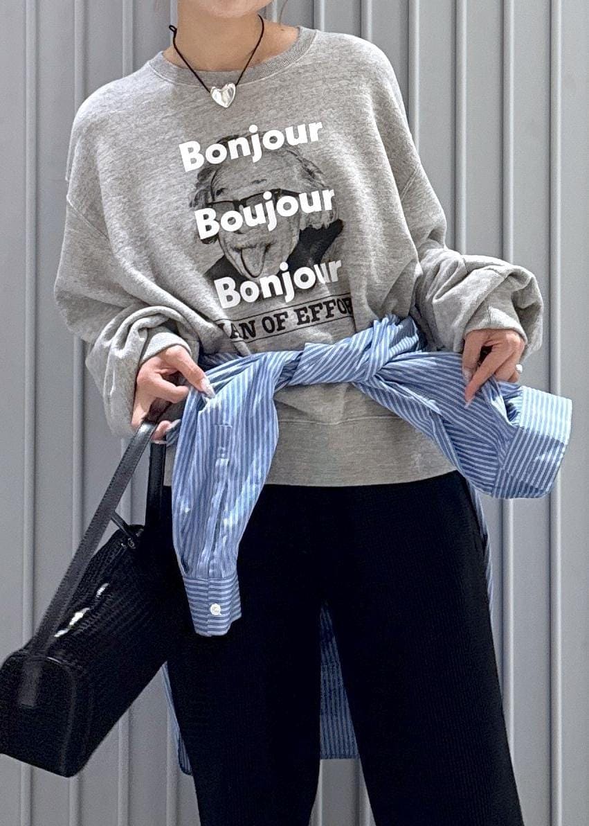 ブラック系のハンドバッグ、ブルー系のシャツ/ブラウス、ブラック系のその他パンツを着用したレディースの秋コーディネートの3枚目の写真