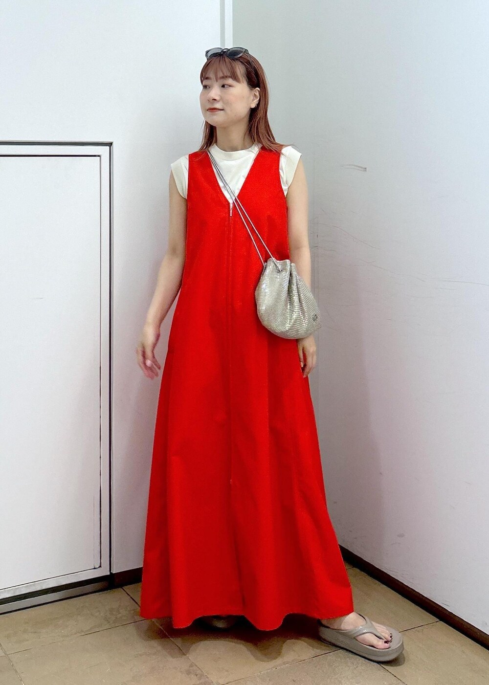 その他のハンドバッグ、ベージュ系のタンクトップ、レッド系のワンピースを着用したレディースの夏コーディネートの2枚目の写真