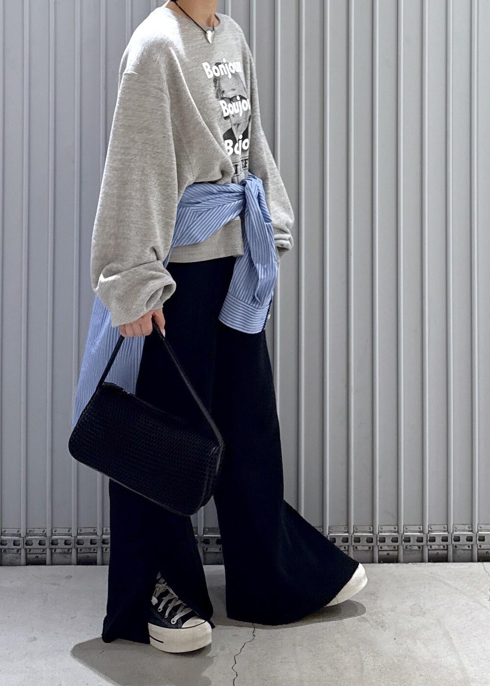 ブラック系のハンドバッグ、ブルー系のシャツ/ブラウス、ブラック系のその他パンツを着用したレディースの秋コーディネートの8枚目の写真