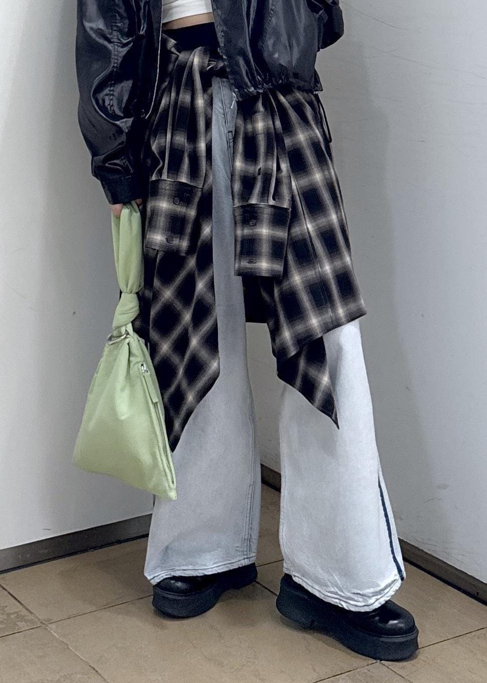ブルー系のデニムパンツ、ブラック系のサンダル、グリーン系のハンドバッグを着用したレディースの秋コーディネートの8枚目の写真
