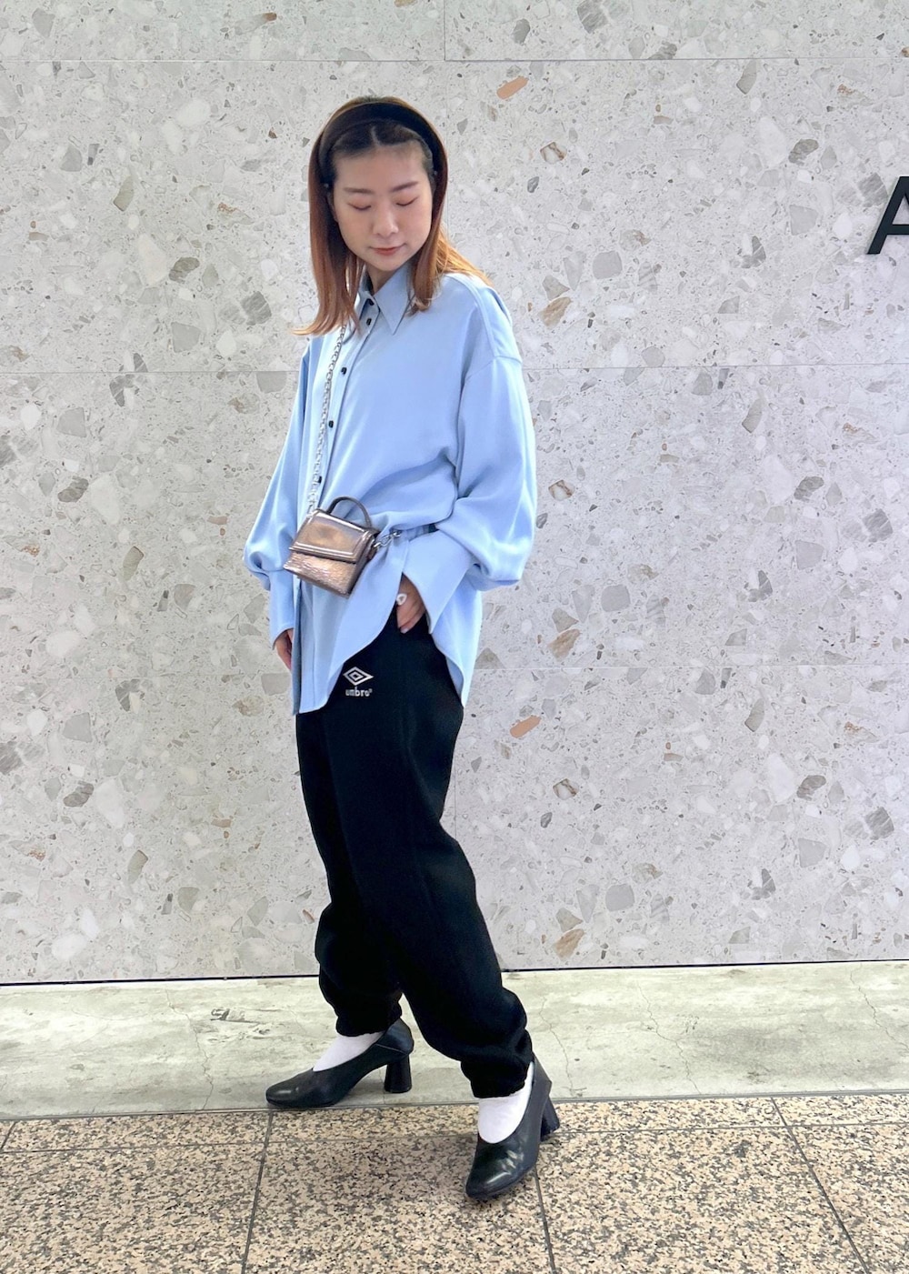 ブラック系のその他パンツ、その他のショルダーバッグ、ブルー系のシャツ/ブラウスを着用したレディースの秋コーディネートの2枚目の写真