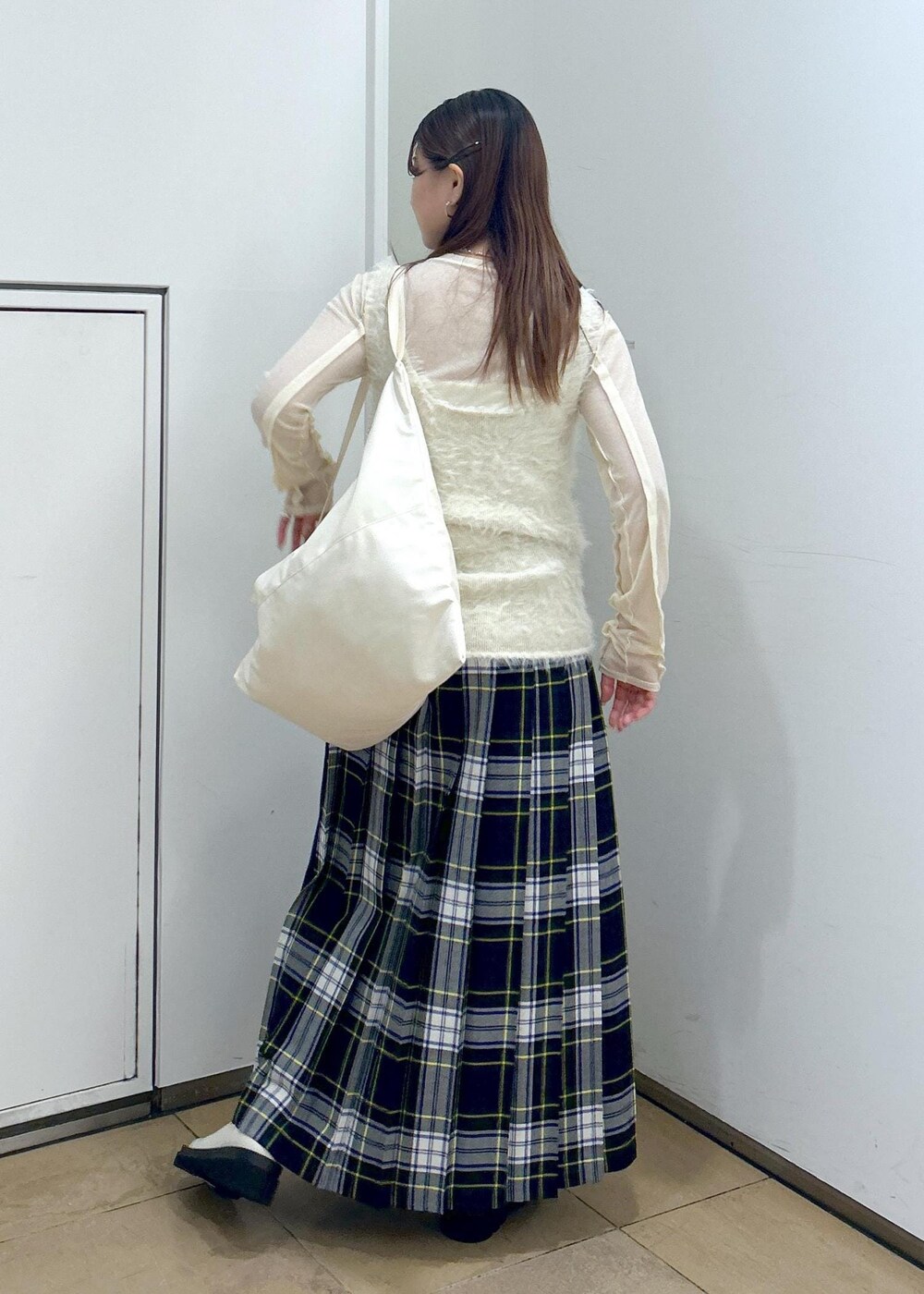 「anggae、アンゲ、O'NEIL OF DUBLIN、オニールオブダブリン、AMOMENTO、アモーメント、初秋コーデ、秋コーデ、初冬コーデ、冬コーデ、大人カジュアル、レイヤード、スカートスタイル、カジュアルコーデ、フェミニンコーデ」|「ADAM ET ROPE'の【O'Neil of Dublin for ADAM ET ROPE'】3 COMBI FASHION MAXI KILT (93CM)(スカート、ブラック系)」を使った、ハヅキさん(レディース・158cm)の秋コーディネートの5枚目の写真