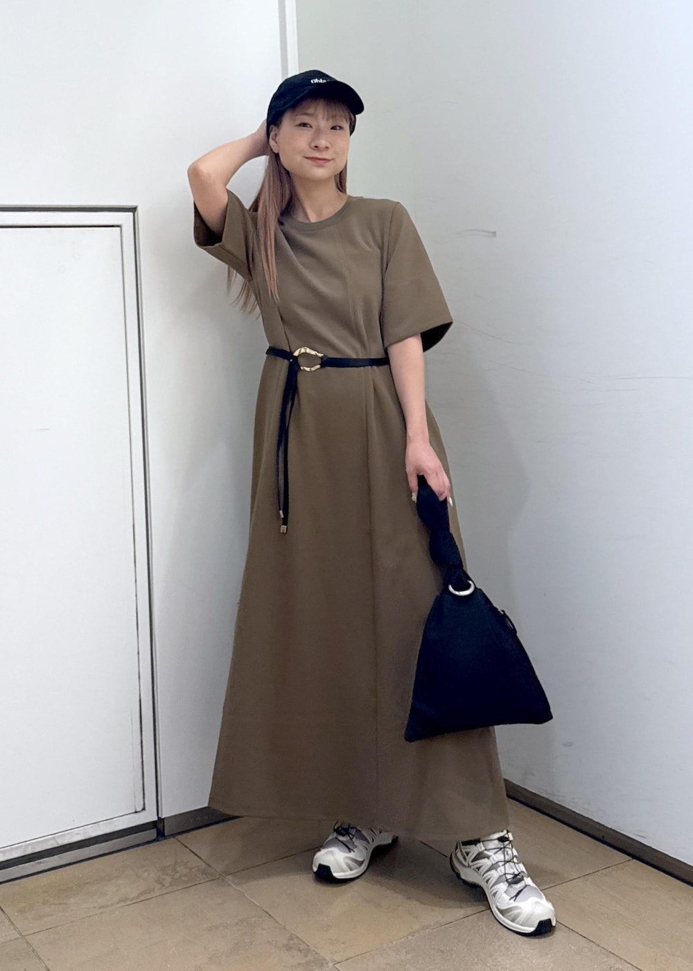 ブラウン系のワンピース、ブラック系のハンドバッグを着用したレディースの夏コーディネートの2枚目の写真