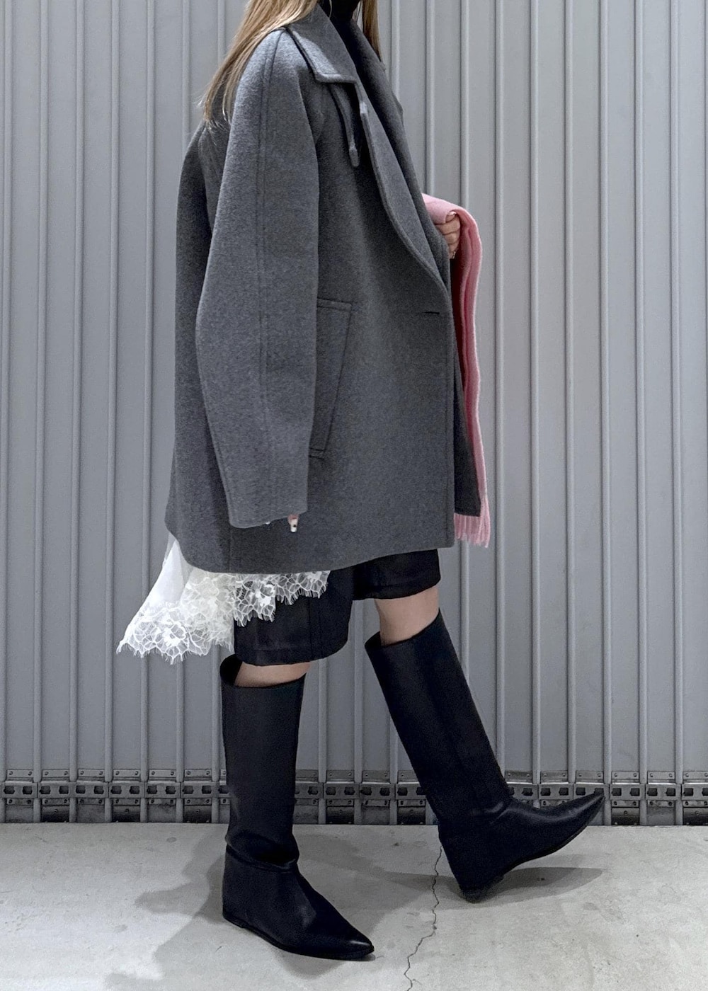 ブラック系のTシャツ/カットソー、ブラック系のブーツ、グレー系のステンカラーコートを着用したレディースの秋コーディネートの7枚目の写真
