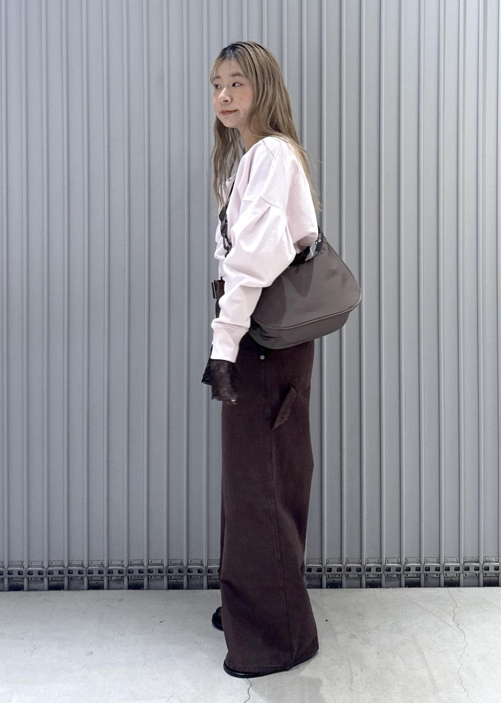 ブラック系のサンダル、ピンク系のスウェット、ブラウン系のTシャツ/カットソーを着用したレディースの冬コーディネートの6枚目の写真