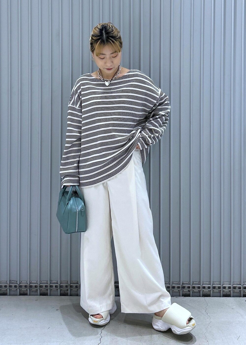 ホワイト系のサンダル、ホワイト系のその他パンツ、ブルー系のボストンバッグを着用したレディースの春コーディネートの2枚目の写真