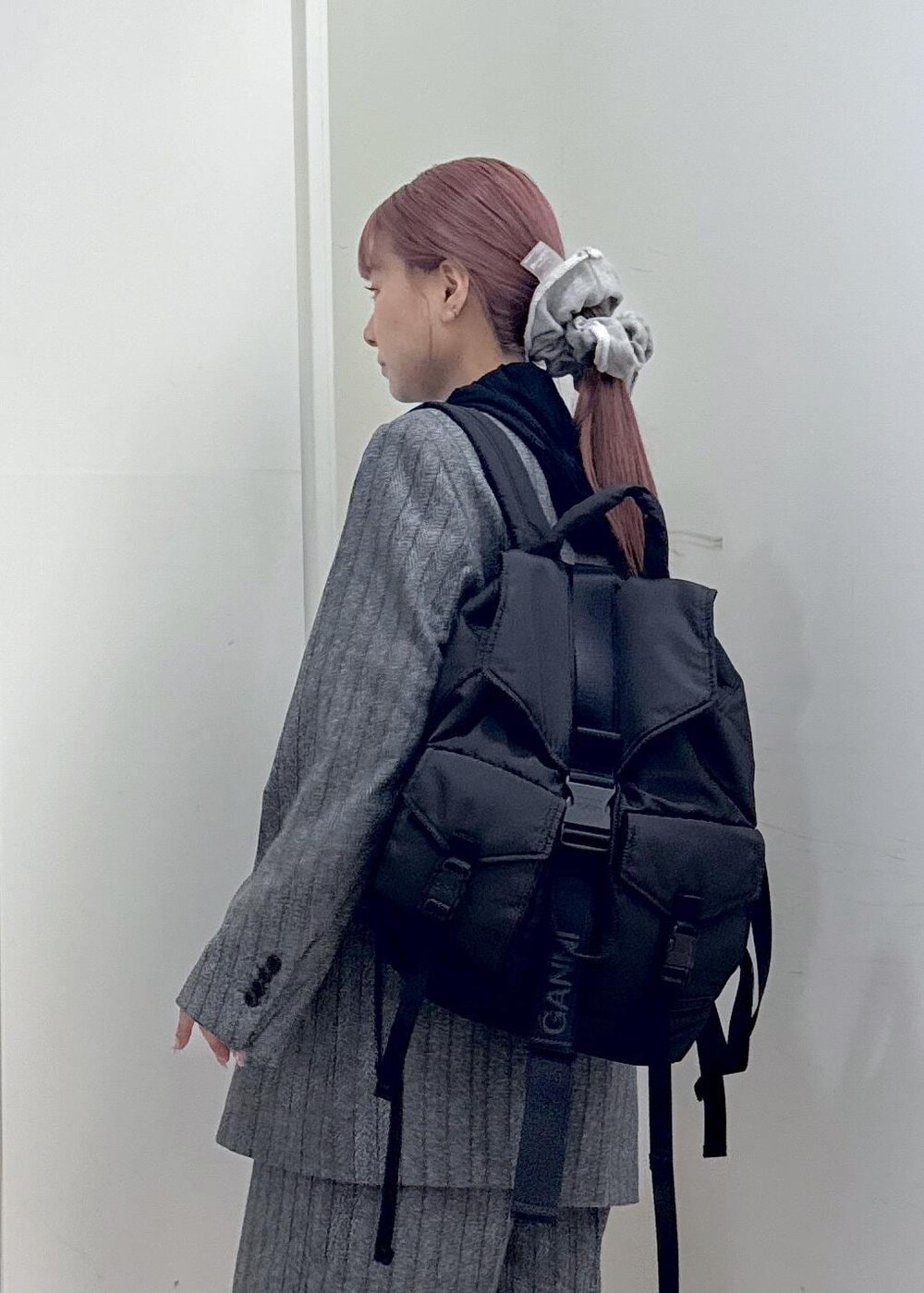 グレー系のその他パンツ、グレー系のテーラードジャケット、ブラック系のブーツを着用したレディースの秋コーディネートの6枚目の写真