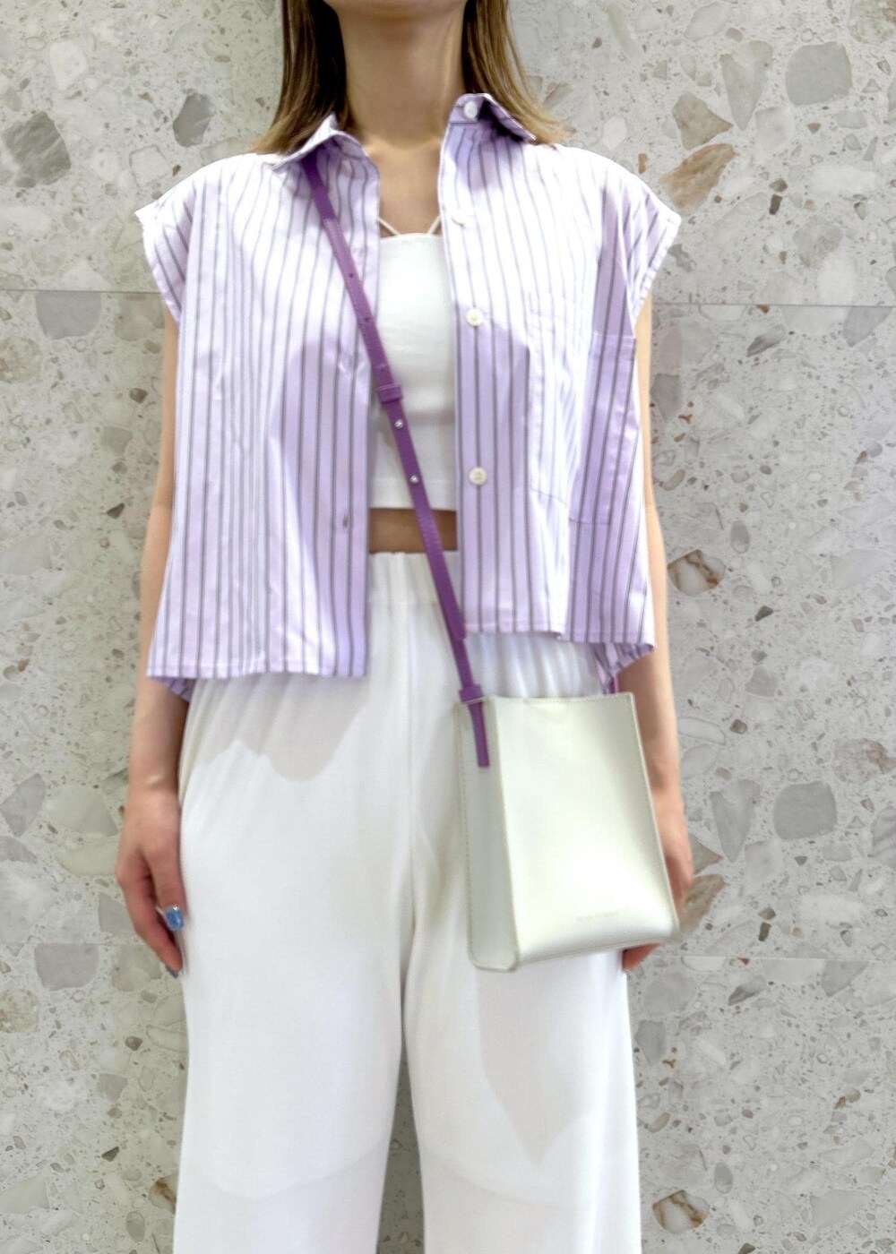 ホワイト系のショルダーバッグ、ブラック系のサンダル、パープル系のシャツ/ブラウスを着用したレディースの春コーディネートの3枚目の写真