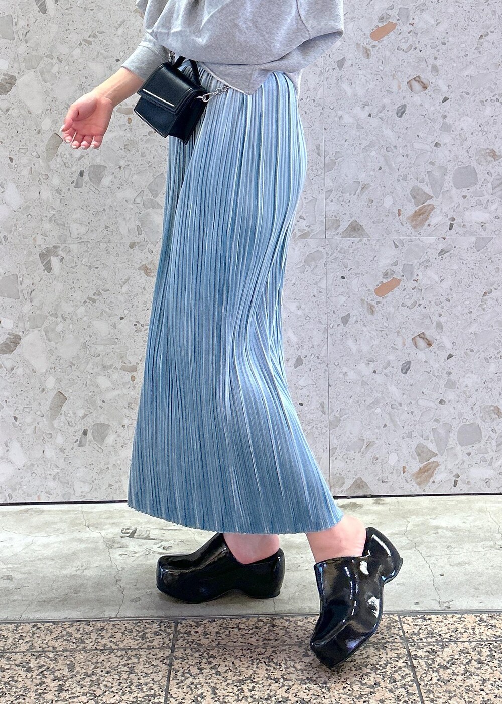 「クロップド、ベロア、プリーツスカート、プリーツ、クロップド丈、短丈、短丈トップス、ベロアスカート、秋服準備はじめました、カラー×コーデ」|「ADAM ET ROPE'のチェーンアクセサリーミニバッグ(ショルダーバッグ、ブラック系)」を使った、ハヅキさん(レディース・158cm)の秋コーディネートの5枚目の写真