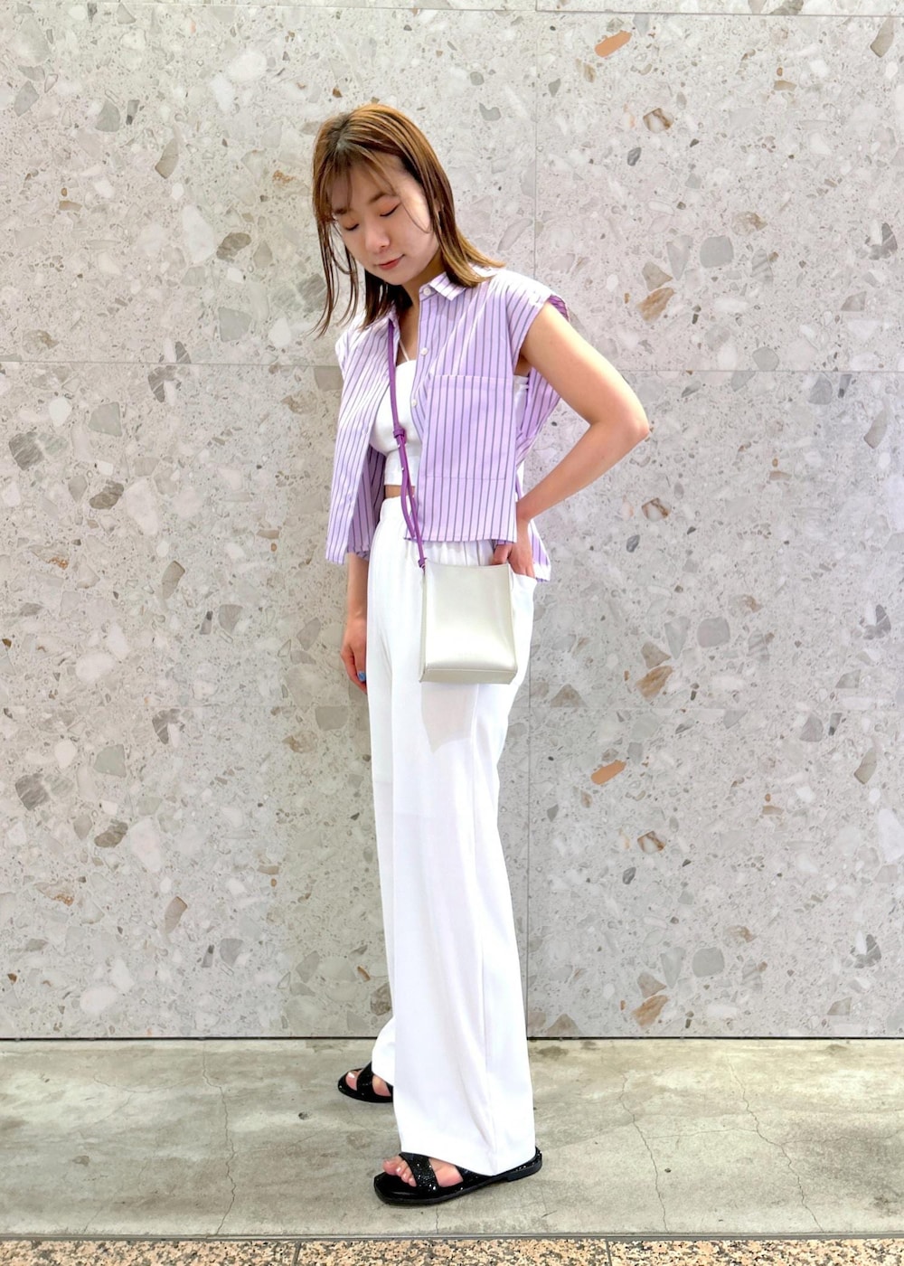 ホワイト系のショルダーバッグ、ブラック系のサンダル、パープル系のシャツ/ブラウスを着用したレディースの春コーディネートの2枚目の写真