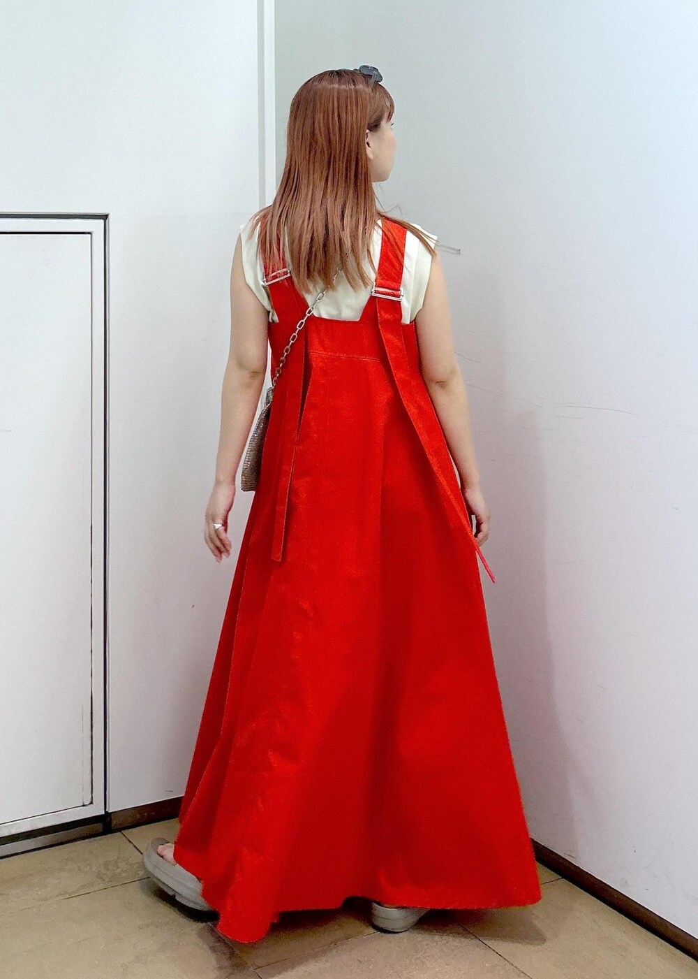 その他のハンドバッグ、ベージュ系のタンクトップ、レッド系のワンピースを着用したレディースの夏コーディネートの6枚目の写真