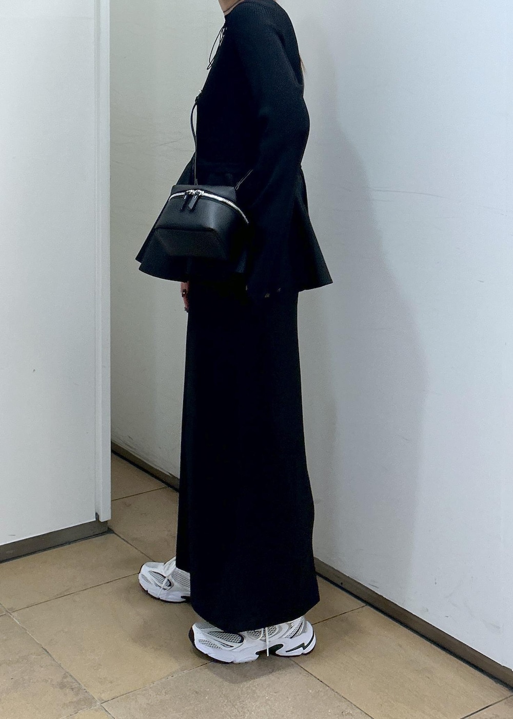 「ラコステ、初春コーデ、春コーデ、お出かけコーデ、スポーツミックス、モード、大人カジュアル、スカートスタイル、モノトーンコーデ、フェミニンコーデ、きれいめコーデ、別注アイテム、ADAM ET ROPÉ、ウェーブ、イエベ春」｜「ADAM ET ROPE'のシュリンクミニバニティーバッグ（ショルダーバッグ、ブラック系）」を使った、ハヅキさん（レディース・158cm）の冬コーディネートの7枚目の写真