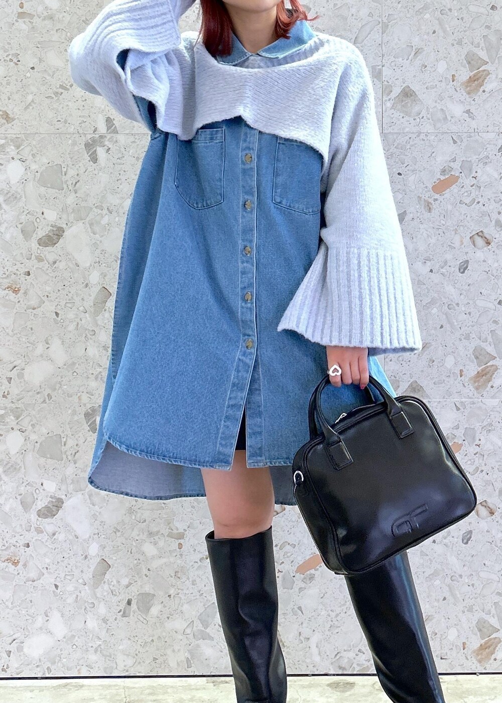 「PROVOKE、プロヴォーク、PARROTT CANVAS、パロットキャンバス、ミニスカート、キャップ、ロングブーツ、スカート、ショート丈、ショート丈トップス、デニム、ADAM ET ROPÉ、FEMME、骨格ウェーブ、イエベ」|「ADAM ET ROPE'の【サステナブル・2WAY】ロゴボストンバッグ(ボストンバッグ、ブラック系)」を使った、ハヅキさん(レディース・158cm)の秋コーディネートの5枚目の写真