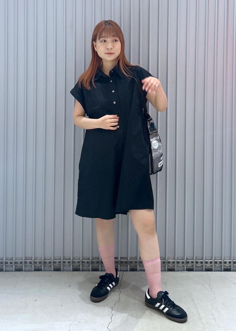 「ブリジットタナカ、別注、adidas、アディダス、SAMBA、サンバ、メッシュソックス、メッシュ、ブラック、ショルダーバッグ、ショルダー、シャツ、膝上丈、スニーカー、ローカット」｜「ADAM ET ROPE'の【サステナブル】シャツロンパース（つなぎ/オールインワン、ブラック系）」を使った、ハヅキさん（レディース・158cm）の夏コーディネートの2枚目の写真