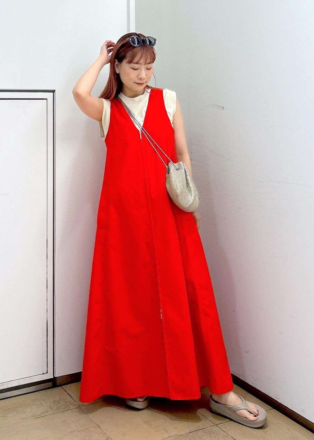 その他のハンドバッグ、ベージュ系のタンクトップ、レッド系のワンピースを着用したレディースの夏コーディネートの9枚目の写真