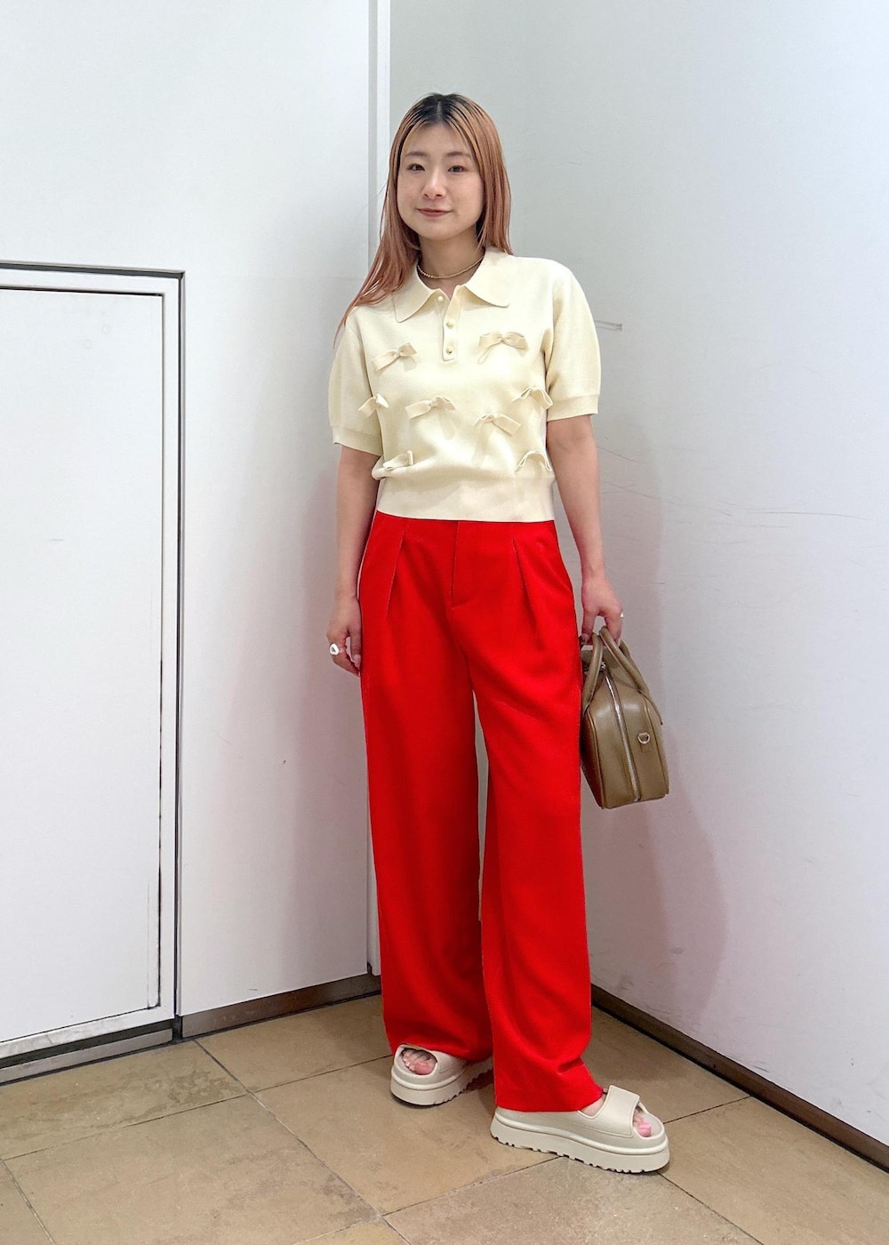 「アグ、春コーデ、初夏コーデ、夏コーデ、大人カジュアル、パンツスタイル、カジュアルコーデ、フェミニンコーデ、ADAM ET ROPÉ、ウェーブ、イエベ春、混合、トップス、ポロシャツ、パンツ」｜「ADAM ET ROPE'のリランチェベルトレススラックス（スラックス、レッド系）」を使った、ハヅキさん（レディース・158cm）の春コーディネートの3枚目の写真