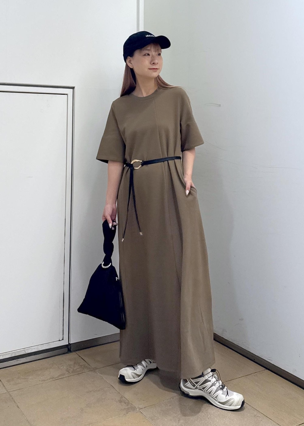 ブラウン系のワンピース、ブラック系のハンドバッグを着用したレディースの夏コーディネートの10枚目の写真