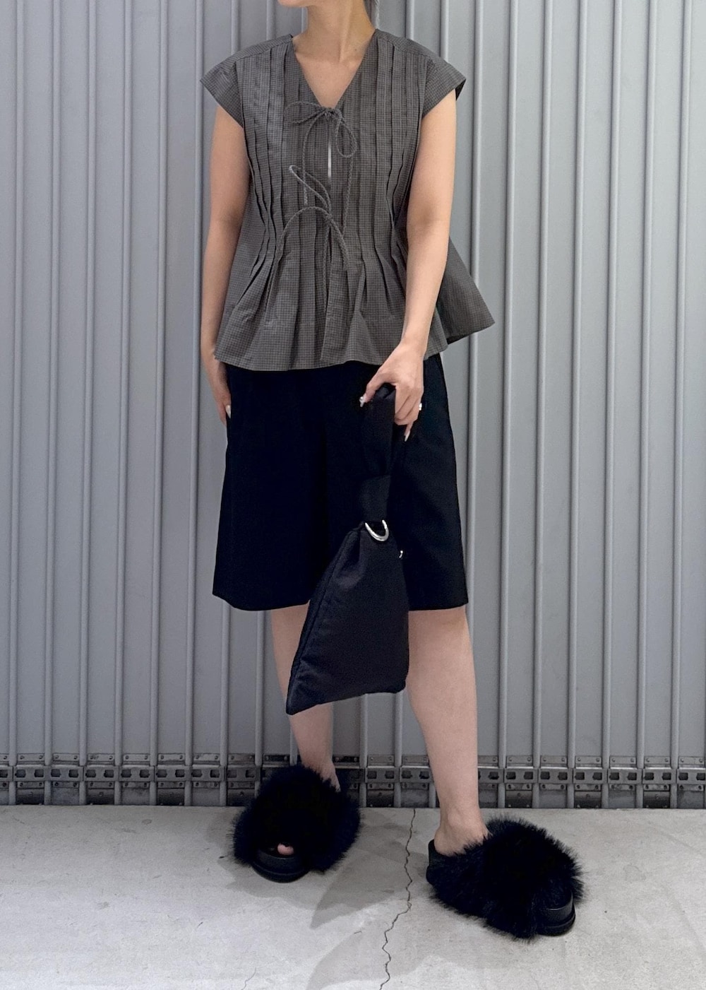 ブラック系のサンダル、ブラック系のその他パンツ、ベージュ系のシャツ/ブラウスを着用したレディースの夏コーディネートの5枚目の写真