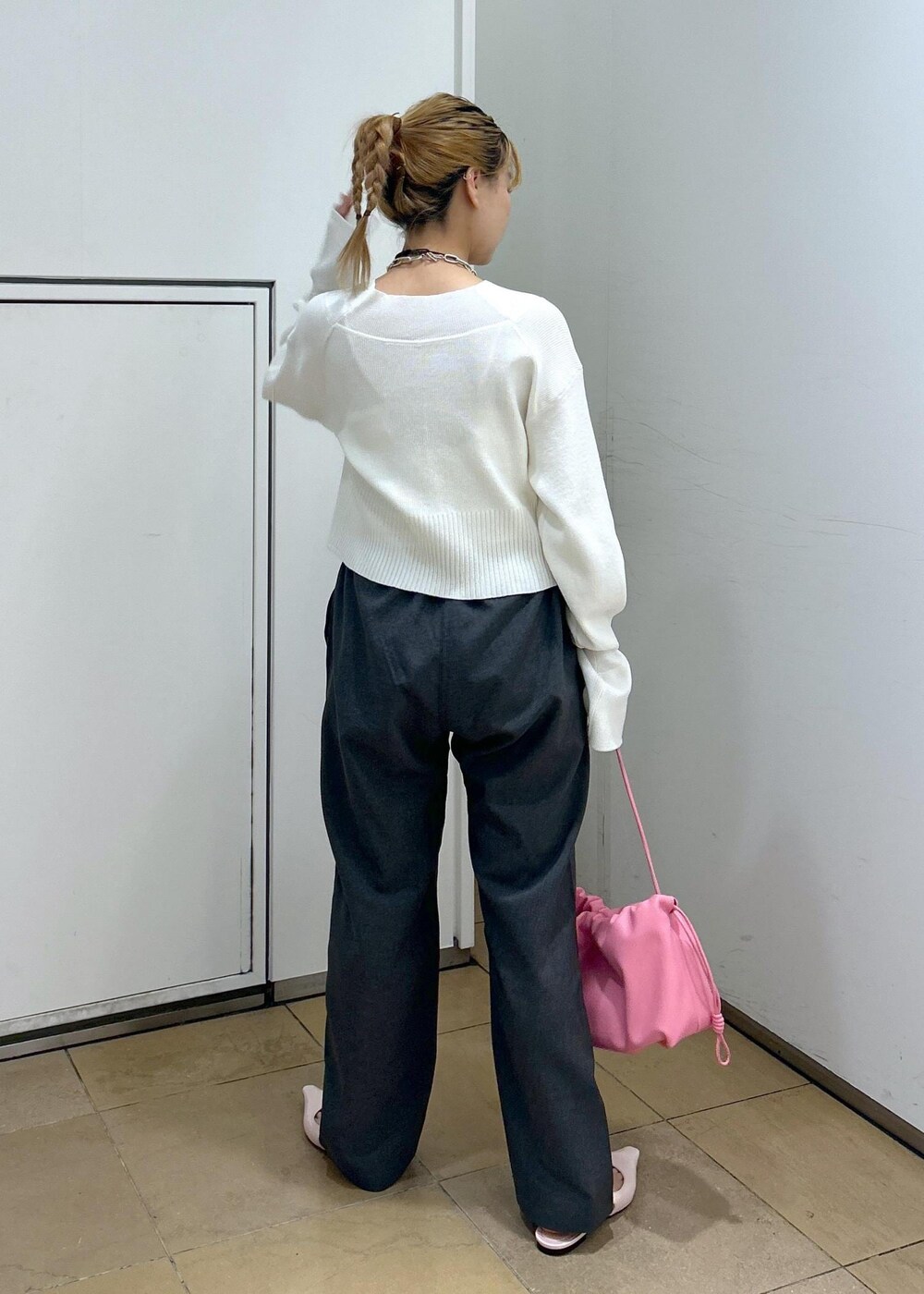 「GRAMICCI、グラミチ、巾着、巾着バッグ、ピンク、グレー、ニット、カーディガン、パンツ、パンプス、ADAM ET ROPÉ、FEMME、骨格ウェーブ、イエベ、きれいめ」｜「Gramicciの【GRAMICCI for ADAM ET ROPE'】別注2WAY STRETCH  PANTS（その他パンツ、グレー系）」を使った、ハヅキさん（レディース・158cm）の春コーディネートの4枚目の写真