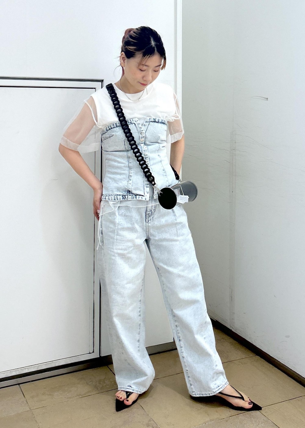 「クリアバッグ、クリア、ショルダーバッグ、チュール、パンツ、デニム、サンダル、ADAM ET ROPÉ、FEMME、骨格ウェーブ、イエベ、カジュアル、大人カジュアル、フェミニン、モード」｜「ADAM ET ROPE'のストラップビーチサンダル（サンダル、ブラック系）」を使った、ハヅキさん（レディース・158cm）の春コーディネートの2枚目の写真