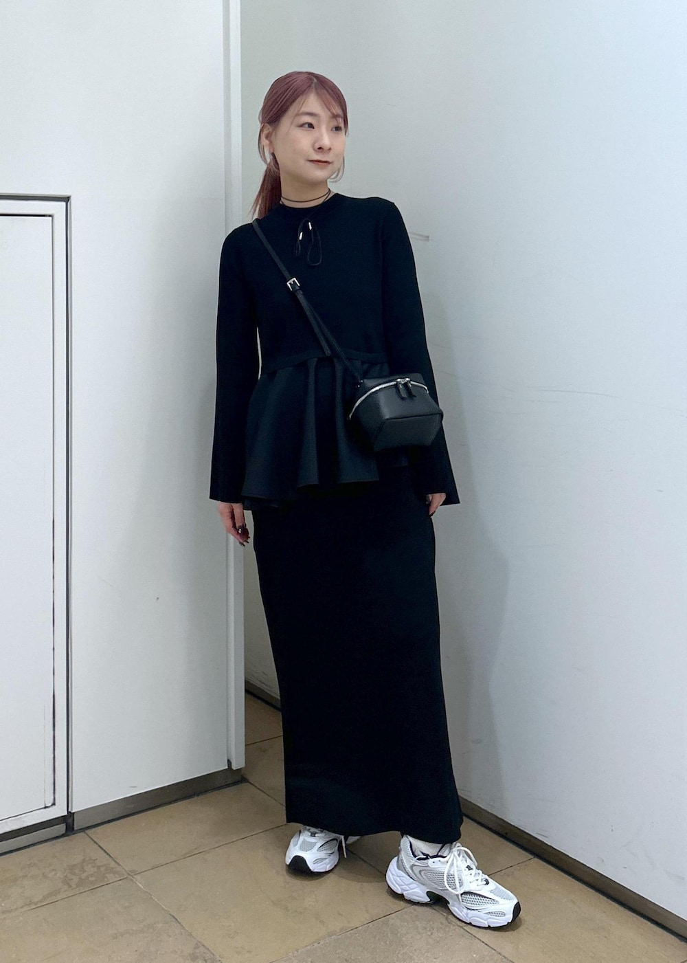 「ラコステ、初春コーデ、春コーデ、お出かけコーデ、スポーツミックス、モード、大人カジュアル、スカートスタイル、モノトーンコーデ、フェミニンコーデ、きれいめコーデ、別注アイテム、ADAM ET ROPÉ、ウェーブ、イエベ春」｜「ADAM ET ROPE'のシュリンクミニバニティーバッグ（ショルダーバッグ、ブラック系）」を使った、ハヅキさん（レディース・158cm）の冬コーディネートの2枚目の写真