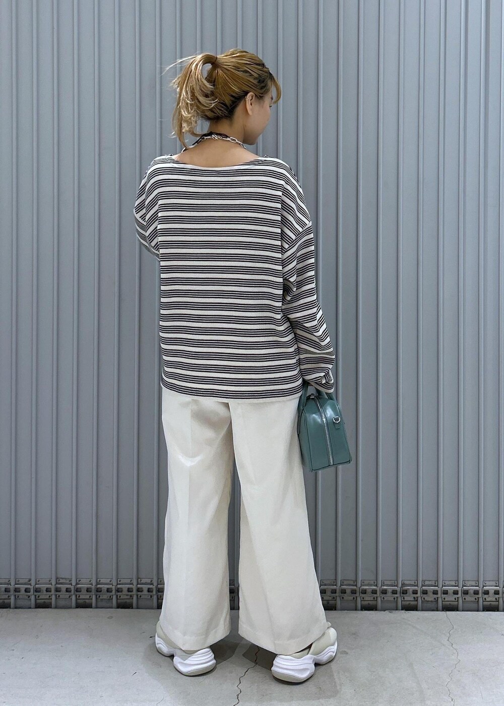 ホワイト系のサンダル、ホワイト系のその他パンツ、ブルー系のボストンバッグを着用したレディースの春コーディネートの5枚目の写真