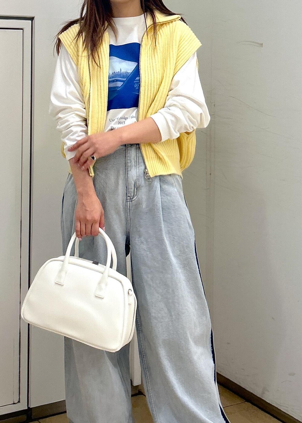 「JANE SMITH、ジェーンスミス、LACOSTE、ラコステ、初秋コーデ、秋コーデ、初冬コーデ、大人カジュアル、レイヤード、パンツスタイル、カジュアルコーデ、ADAM ET ROPÉ、ウェーブ、イエベ春、混合」｜「ADAM ET ROPE'の【JANE SMITH】TIM BARBER bridge blue/ NYC blue L/S T-SHIRT（Tシャツ/カットソー、ホワイト系）」を使った、ハヅキさん（レディース・158cm）の秋コーディネートの6枚目の写真