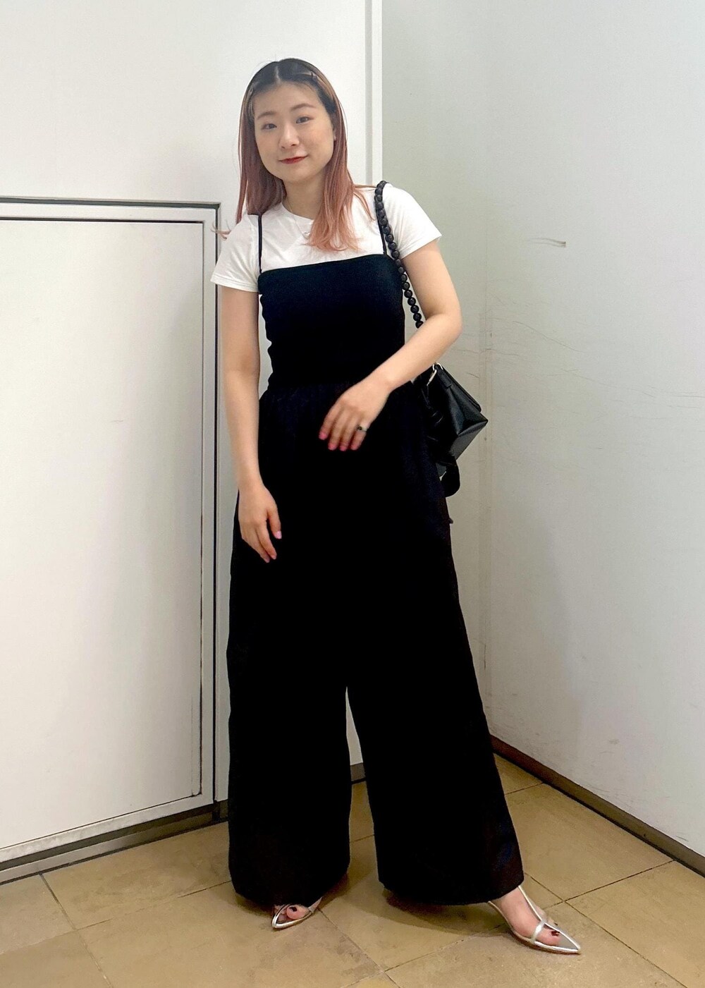「Hanes、ヘインズ、BIOTOP、ビオトープ、クロップド、クロップド丈、KNOWHOW JEWELRY、ノウハウジュエリー、ハート、ハートモチーフ、リング、ネックレス、ADAM ET ROPÉ、FEMME、骨格ウェーブ」｜「ADAM ET ROPE'の【サステナブル】ナロークロスストラップサンダル（サンダル、シルバー系）」を使った、ハヅキさん（レディース・158cm）の夏コーディネートの2枚目の写真