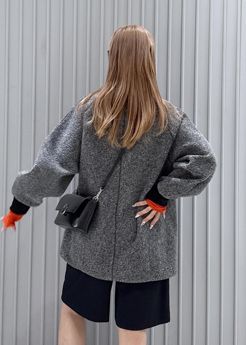 ブラック系のその他アウター、レッド系のTシャツ/カットソー、ブラック系のその他パンツを着用したレディースの秋コーディネートの8枚目の写真