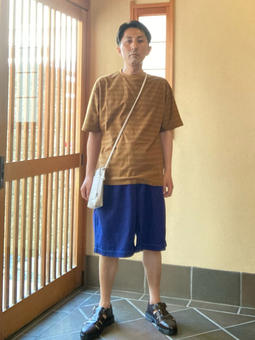 「ボーダーTシャツ、グルカサンダル」｜「URBAN RESEARCH DOORSのマルチボーダーショートスリーブTシャツ（Tシャツ/カットソー、イエロー系）」を使った、オッパみさん（メンズ・165cm）の夏コーディネートの2枚目の写真