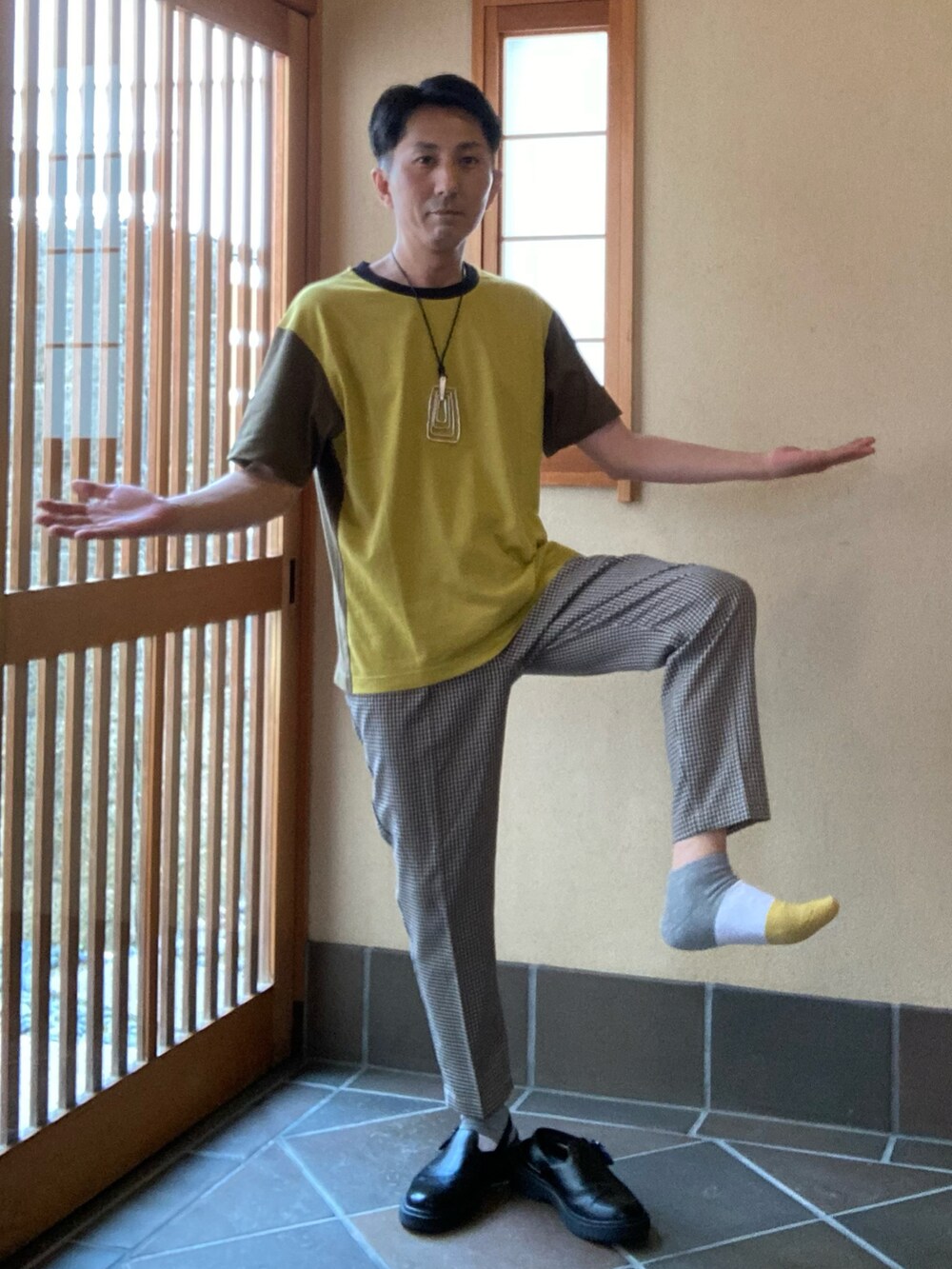 イエロー系のTシャツ/カットソー、ベージュ系のその他パンツ、イエロー系のソックス/靴下を着用したメンズの夏コーディネートの2枚目の写真