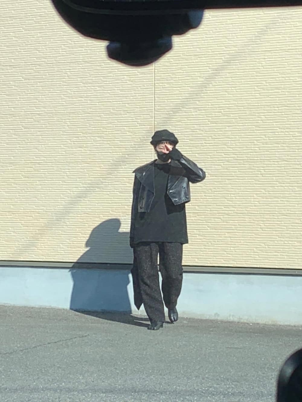 ブラック系のパンツ、ブラック系のTシャツ/カットソー、ブラック系のジャケット/アウターを着用したレディースの冬コーディネートの2枚目の写真