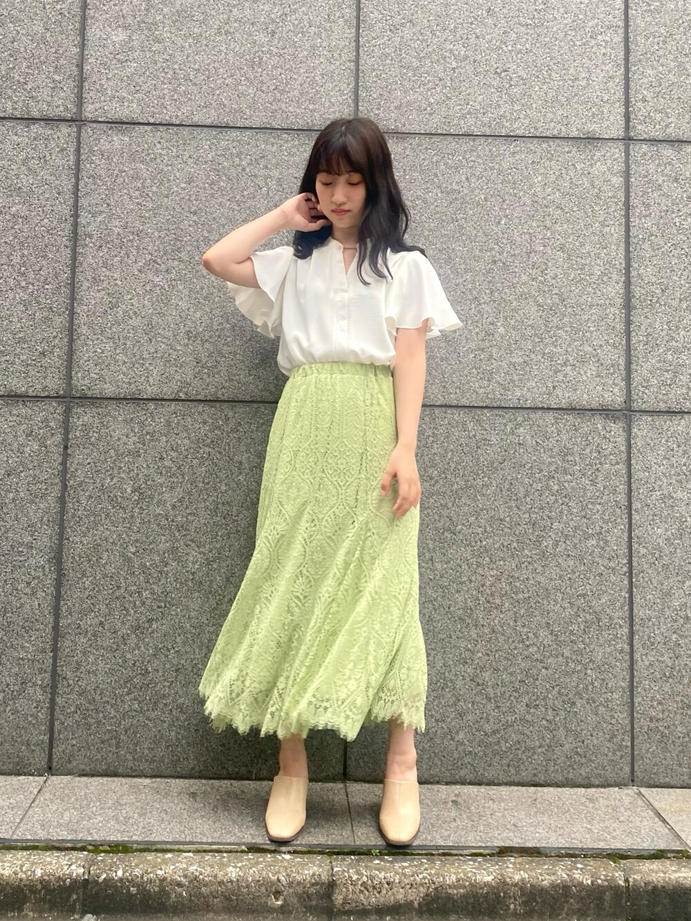 グリーン系のスカート、ホワイト系のシャツ/ブラウスを着用したレディースの夏コーディネートの2枚目の写真