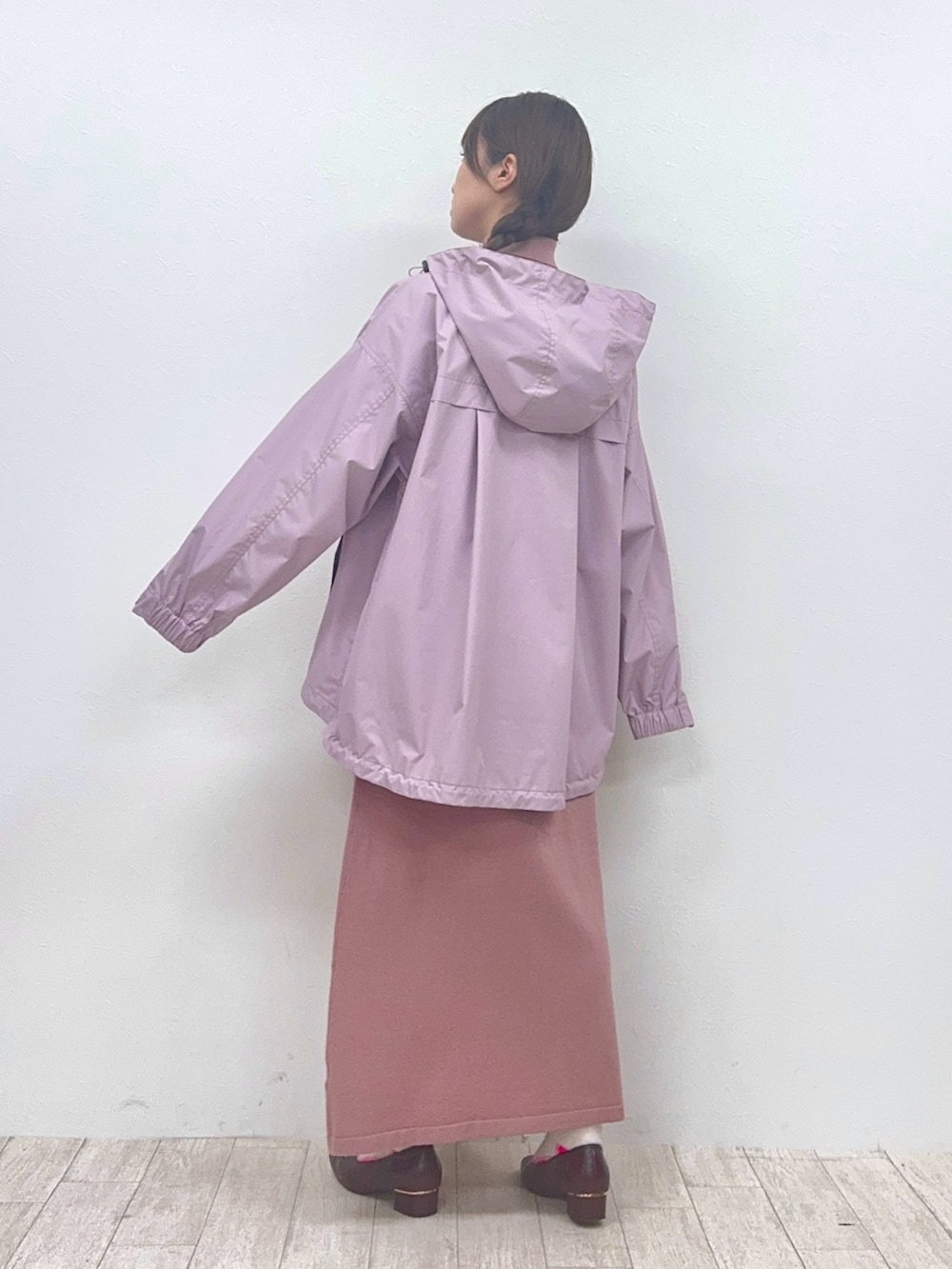 ピンク系のマウンテンパーカー、ピンク系のワンピース、ホワイト系のソックス/靴下を着用したレディースの冬コーディネートの3枚目の写真